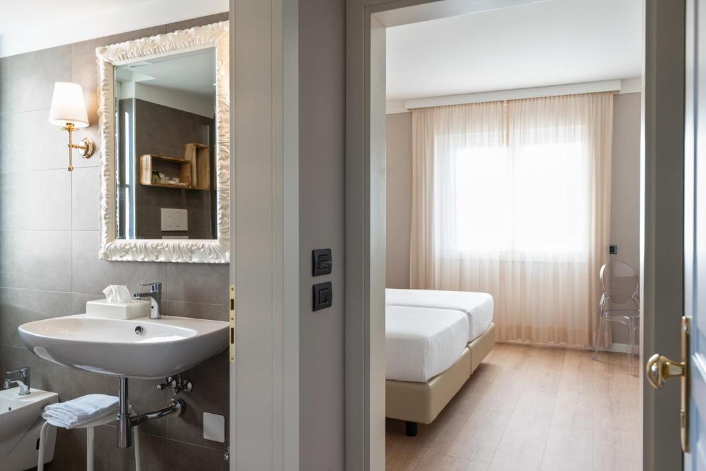 Postel nebo postele na pokoji v ubytování Hotel Leon d'Oro