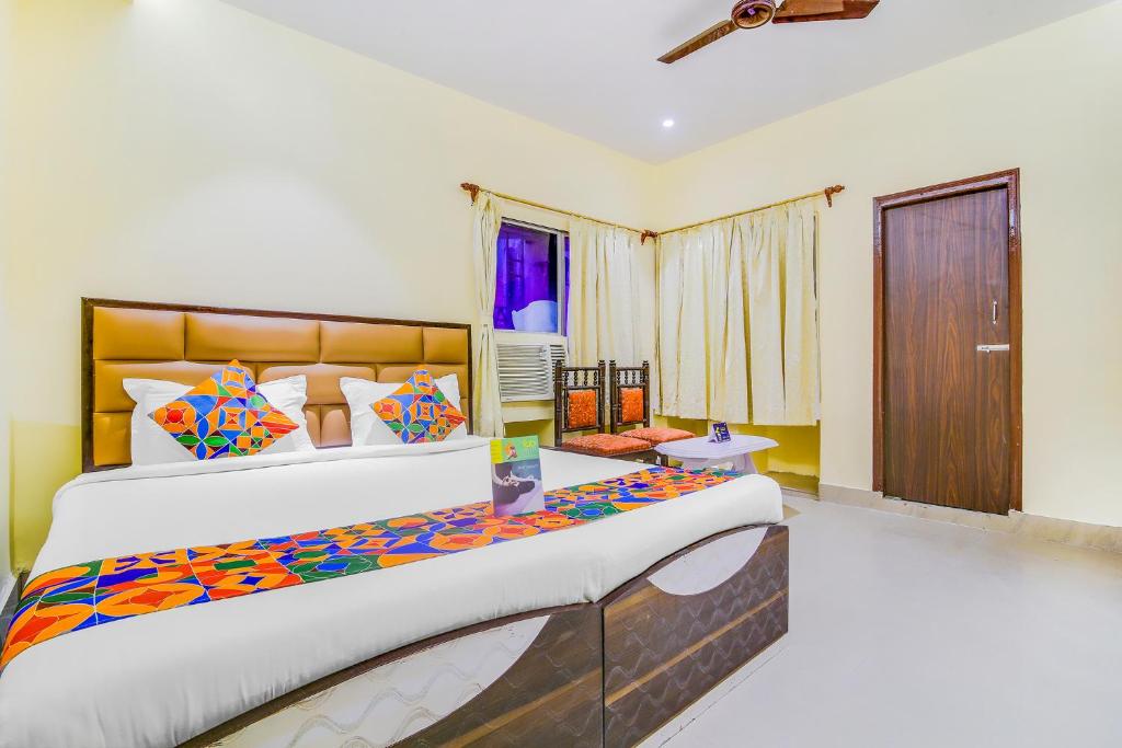 コルカタにあるFabHotel Aayashのベッドルーム1室(大型ベッド1台付)