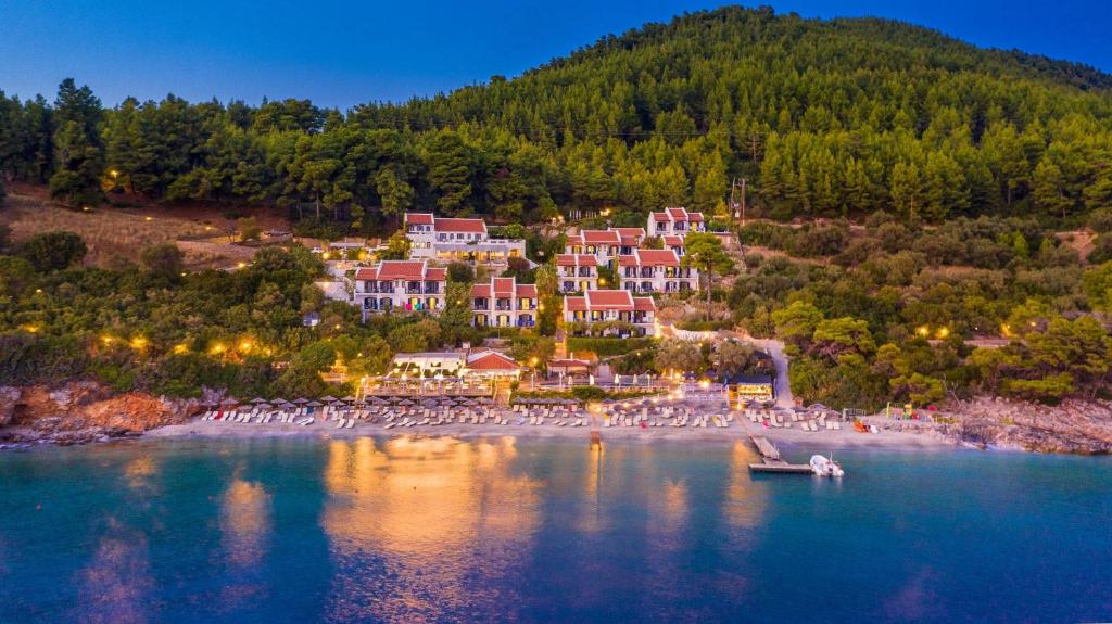 eine Luftansicht eines Resorts auf einem See in der Unterkunft Adrina Beach Hotel in Panormos Skopelos