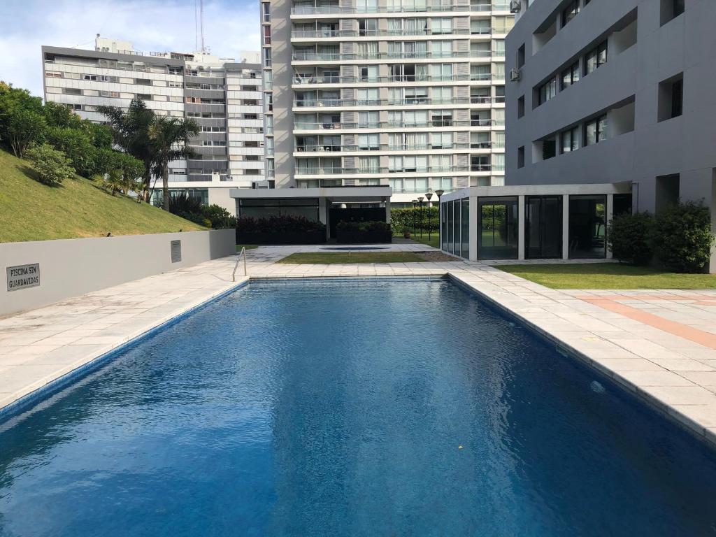 Edificio Jardines del Country Piso 19 tesisinde veya buraya yakın yüzme havuzu