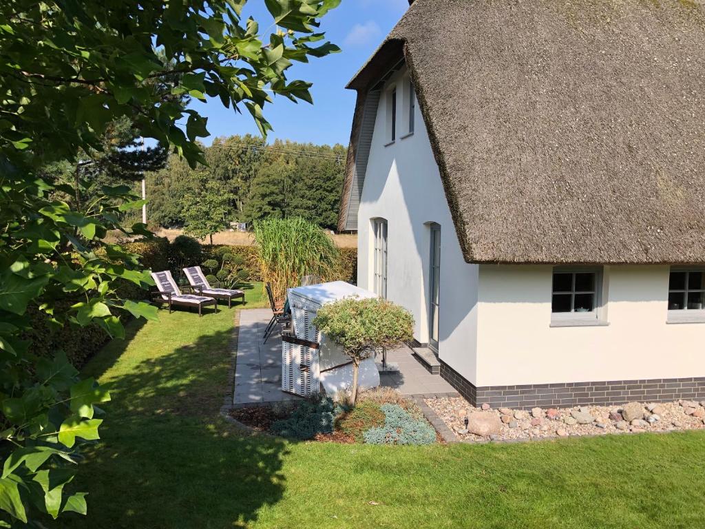 Zahrada ubytování Ferienhaus Strandgut - Reetdachhaus in Strandnähe