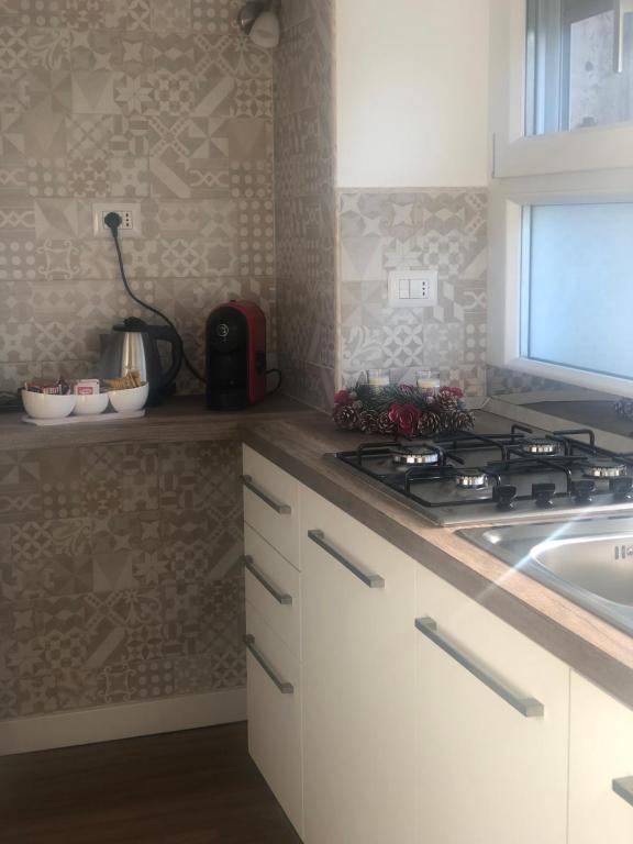 A kitchen or kitchenette at Dimora Pia