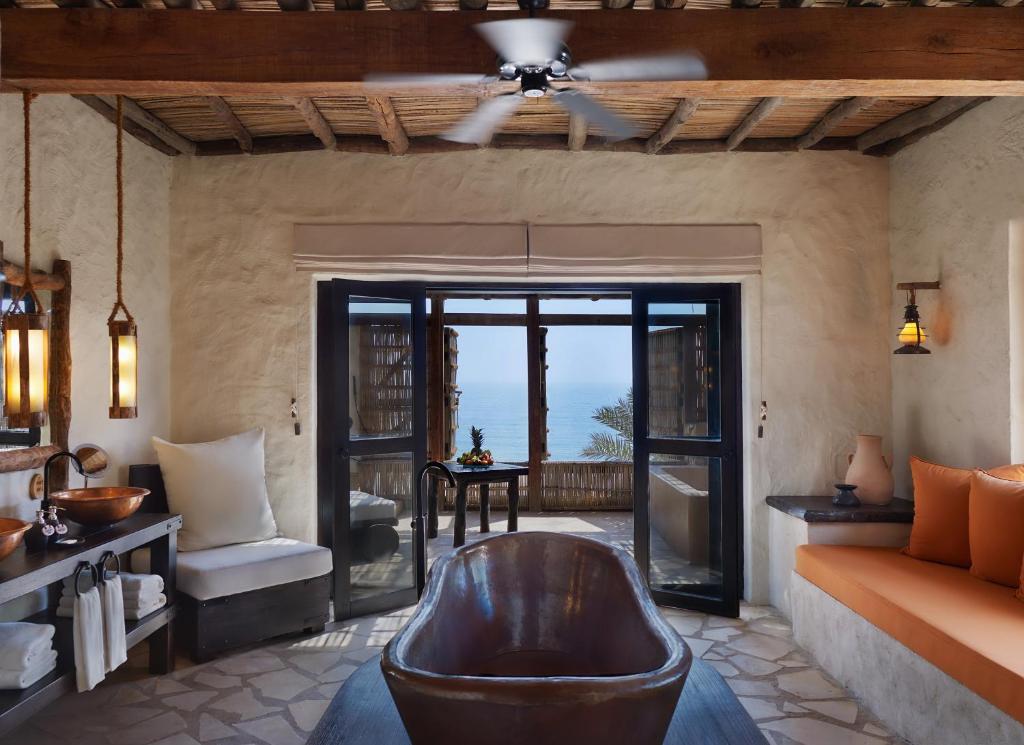 Posezení v ubytování Six Senses Zighy Bay