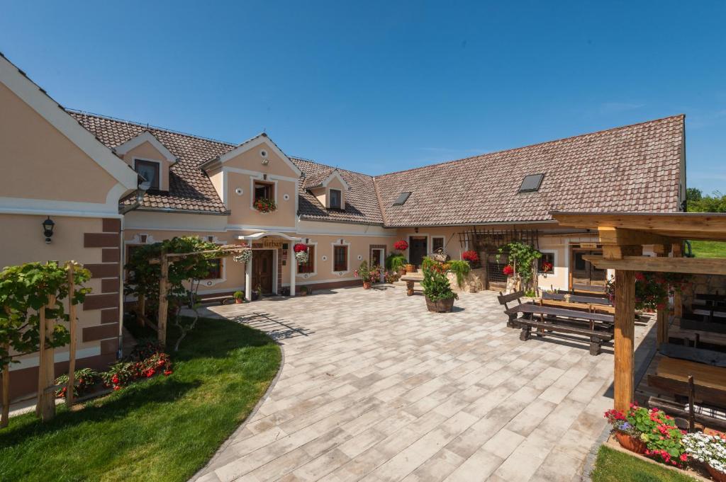 une cour d'une maison avec une terrasse dans l'établissement Tourist Farm Firbas, à Cerkvenjak