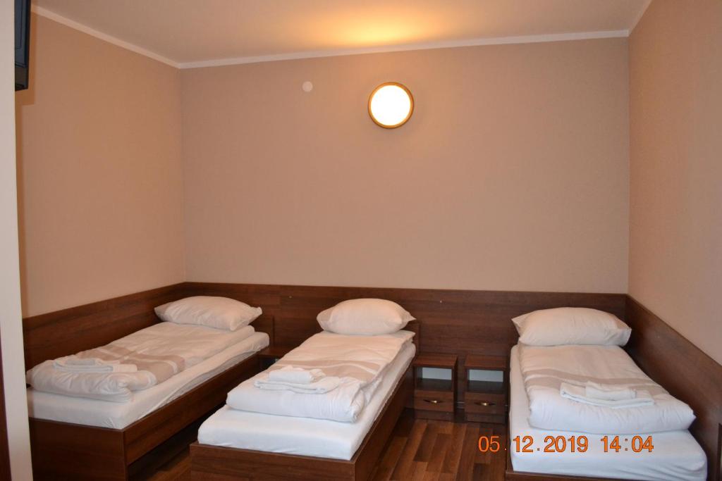 Postel nebo postele na pokoji v ubytování Hotelik Karter