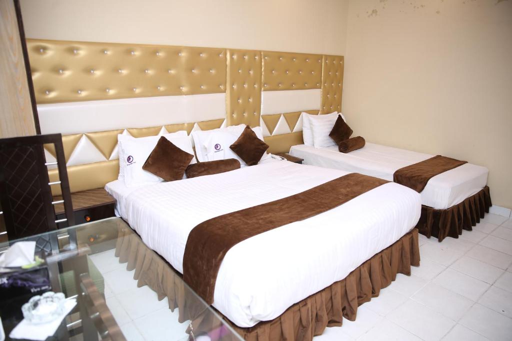Katil atau katil-katil dalam bilik di Premier Inn Davis Road Lahore