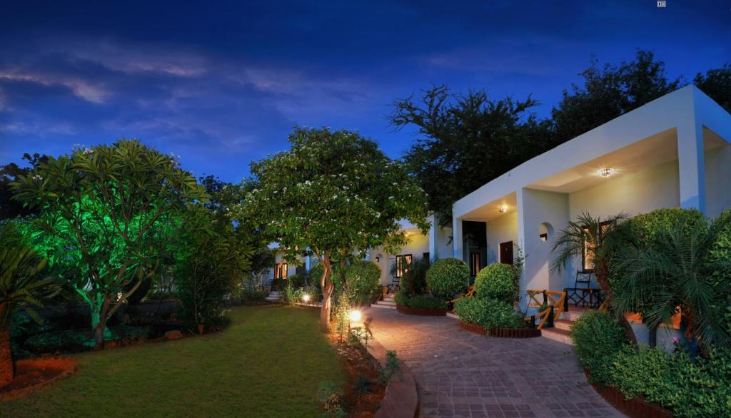 una villa con giardino di notte di The Pugmark, A Wildlife Resort a Sawai Madhopur