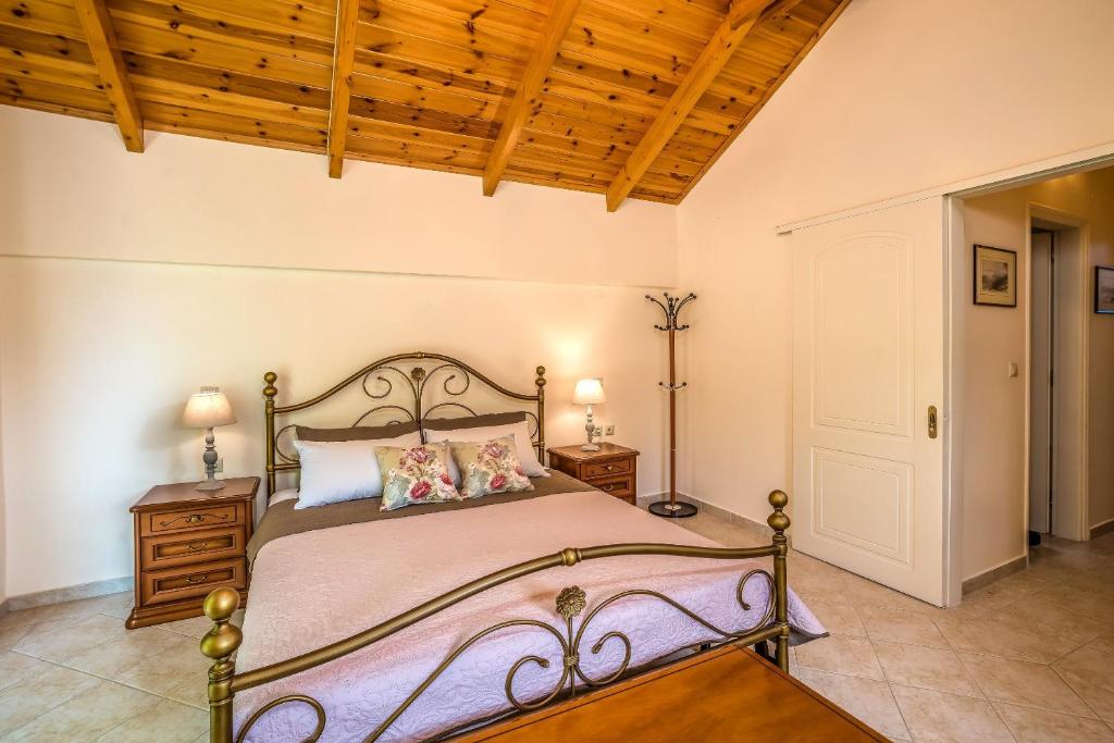 Postel nebo postele na pokoji v ubytování Villa Kardaris