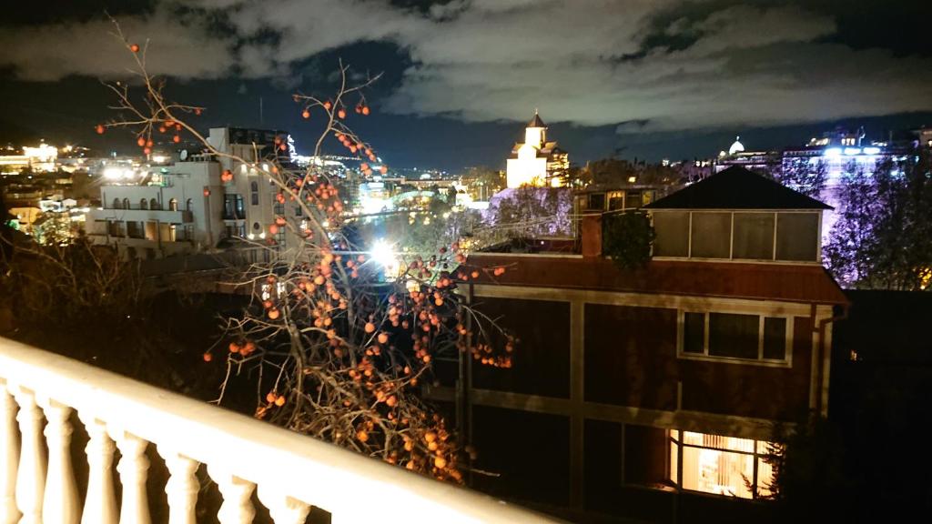 Nespecifikovaný výhled na destinaci Tbilisi nebo výhled na město při pohledu z hotelu
