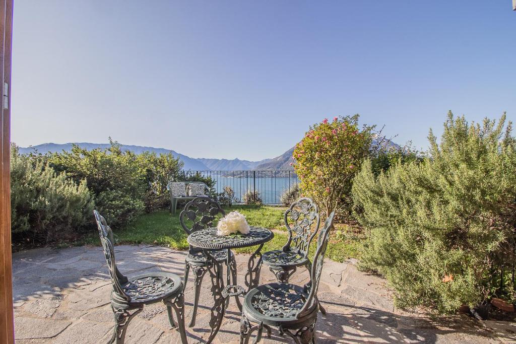 a table and four chairs with a cat sitting on it at Palma Romantic Dream in Perledo