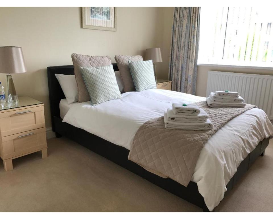 een slaapkamer met een bed met handdoeken erop bij Queens Road Rental - Winchester Accommodation in Winchester