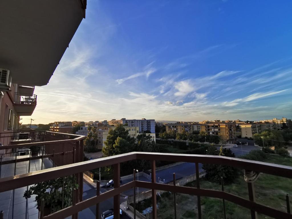 d'un balcon offrant une vue sur la ville. dans l'établissement A casa di Lina & Lello, à Syracuse