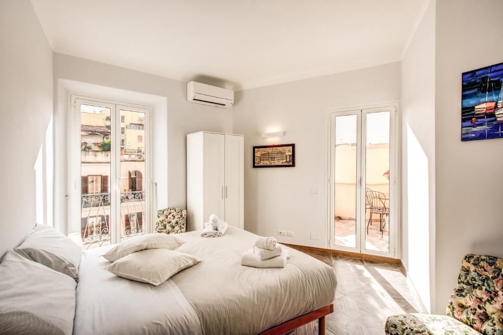 Posteľ alebo postele v izbe v ubytovaní Cavour Attic with terrace
