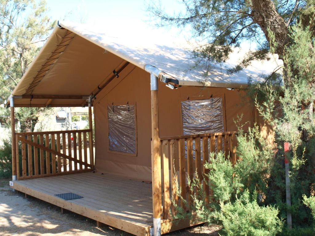 - un kiosque avec une terrasse en bois dans la cour dans l'établissement Oh! Campings - Le Clos du Rhône, à Saintes-Maries-de-la-Mer