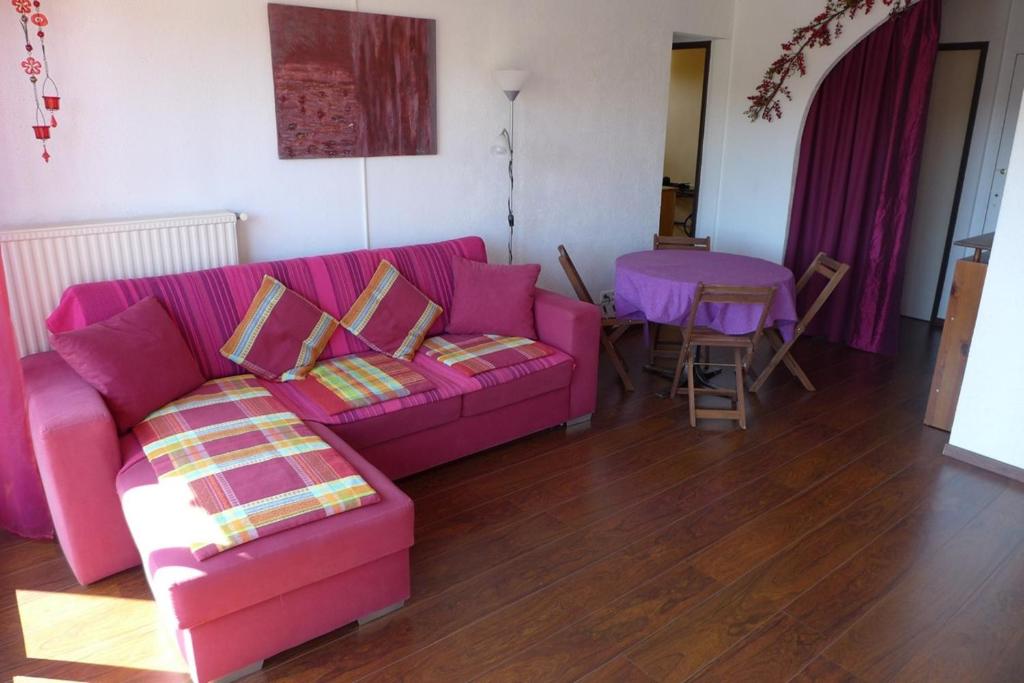 sala de estar con sofá rosa y mesa en Réf 475, Seignosse océan, appartement proche plage et commerces, 4 personnes en Seignosse
