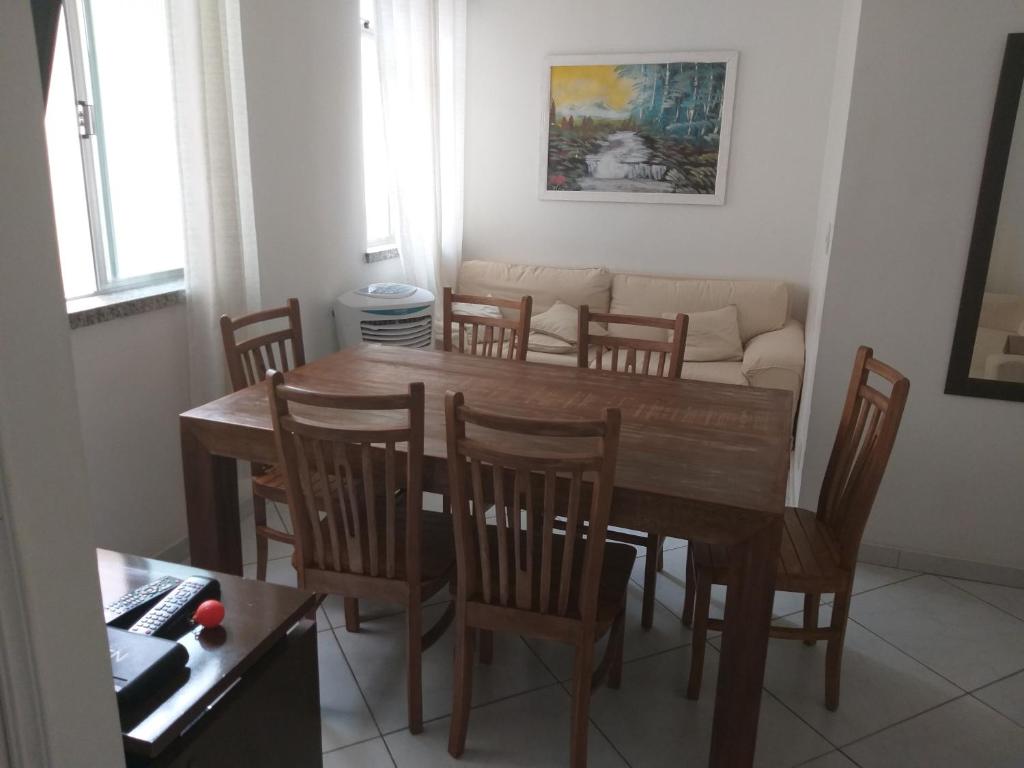 comedor con mesa, sillas y sofá en Apartamento quadra da praia em Copacabana, en Río de Janeiro