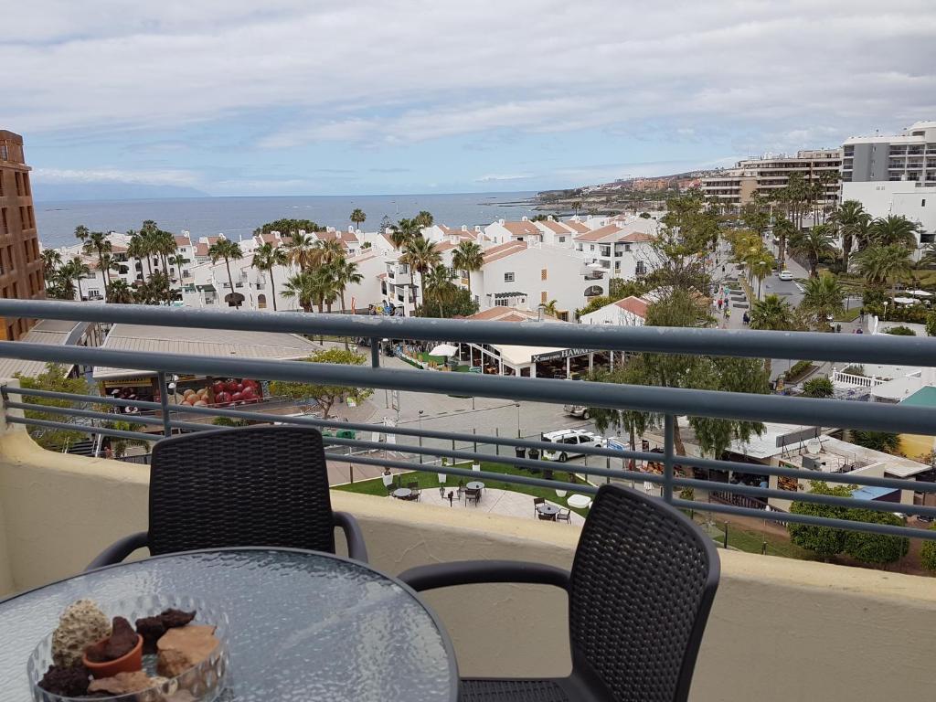 una mesa en un balcón con vistas al océano en Ocean View, en Adeje