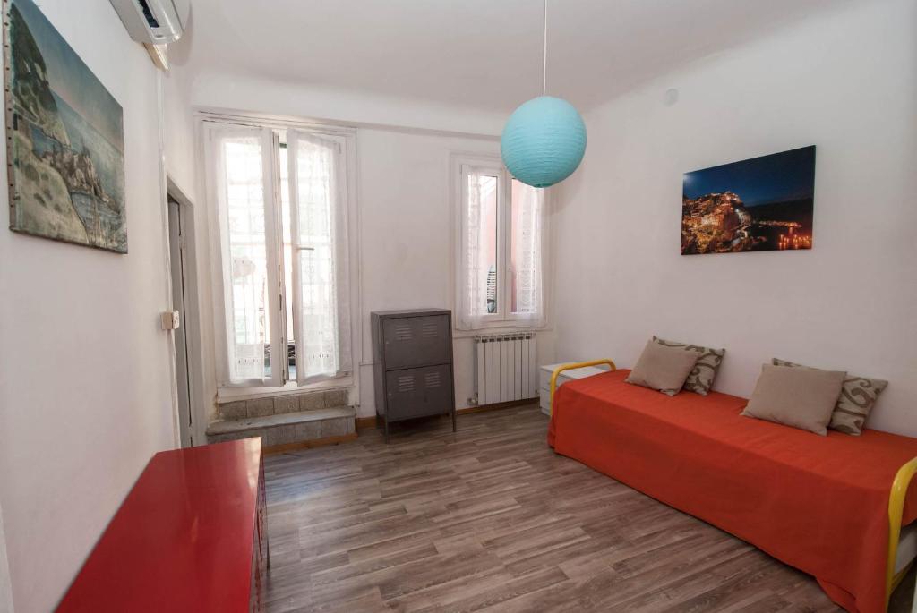 una sala de estar con 2 camas y una bola azul en Casa del Borgo by Arbaspàa en Riomaggiore