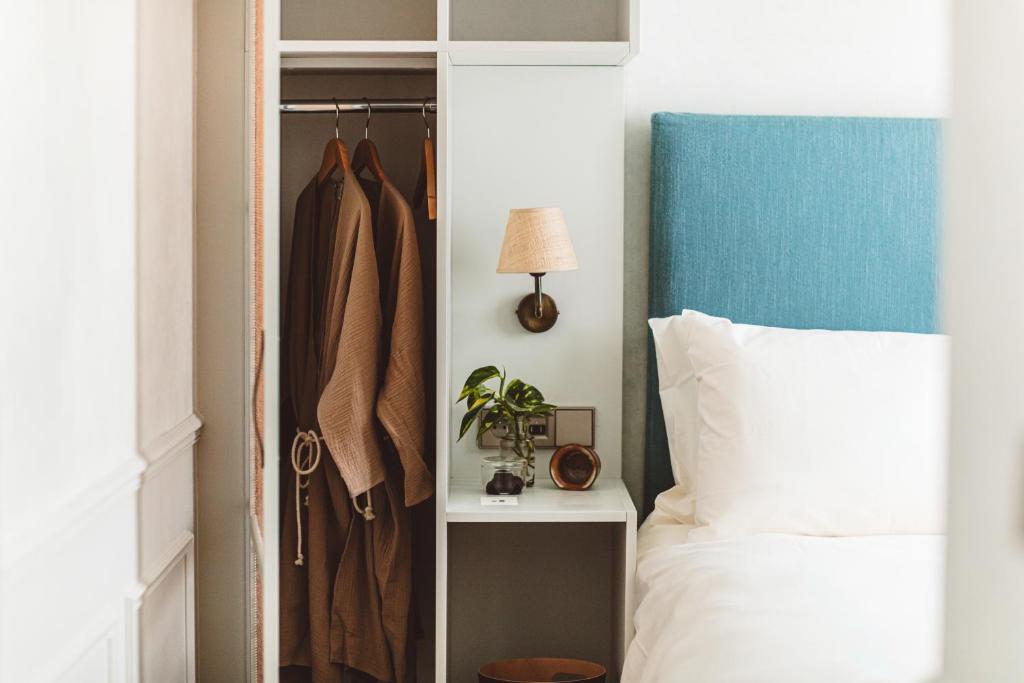 1 dormitorio con armario y cama en HOY Paris - Yoga Hotel, en París