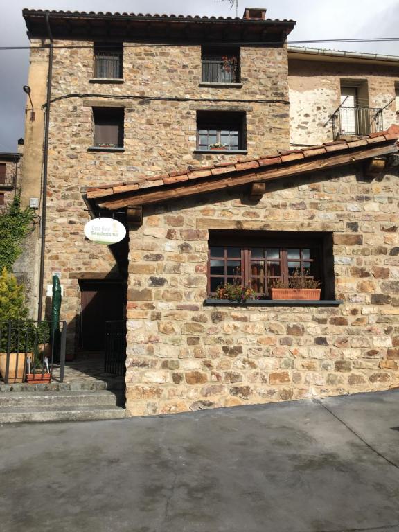 un edificio de ladrillo con una ventana y un frisbee en Casa Rural Senderismo, en Lumbreras