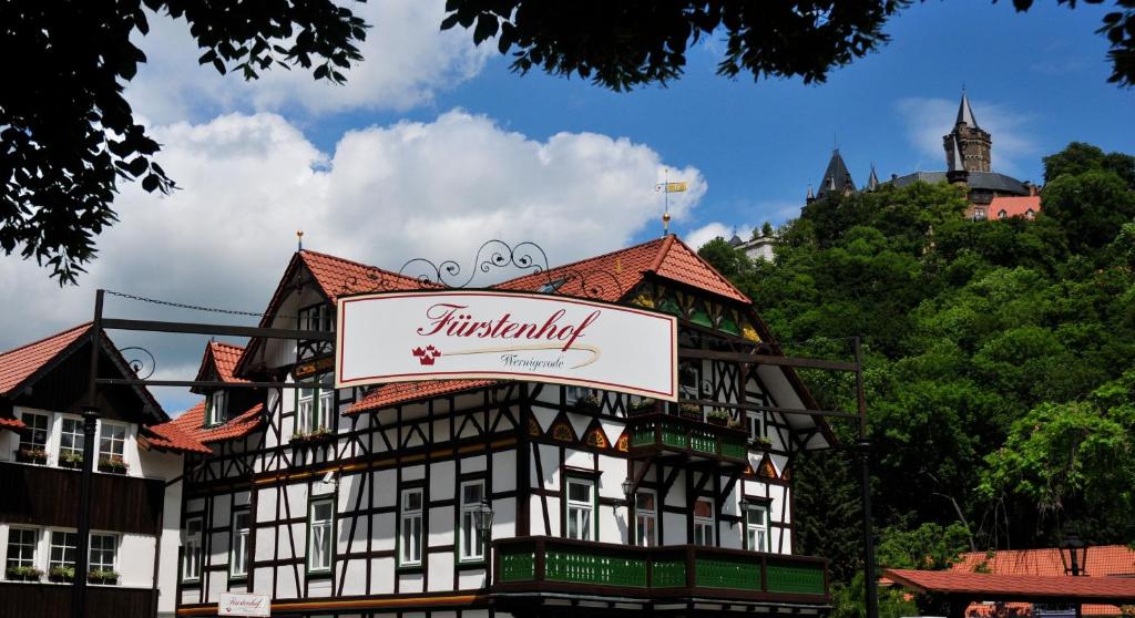 un edificio con una señal delante de él en Fürstenhof Wernigerode Garni, en Wernigerode