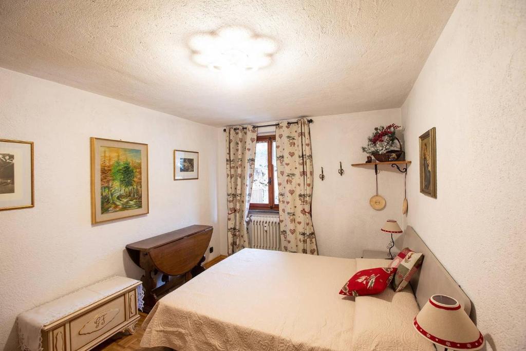 Habitación pequeña con cama y escritorio. en JOIVY Flat for 6, in the Historic Town Pré-Saint-Didier, en Pré-Saint-Didier