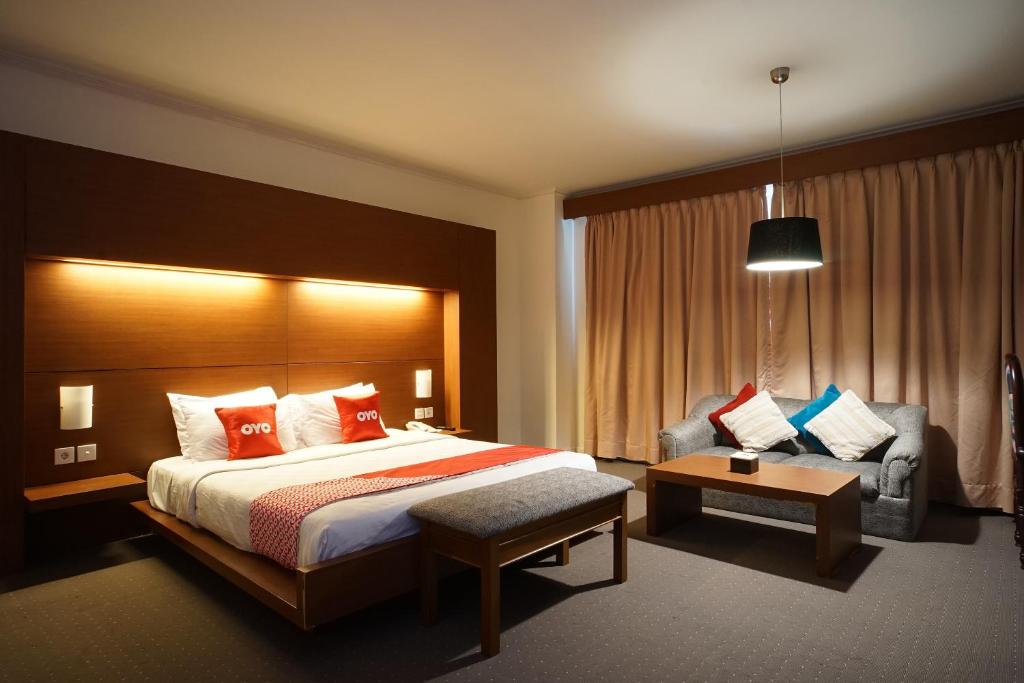 Cama o camas de una habitación en Collection O 1735 Adika Bahtera Hotel