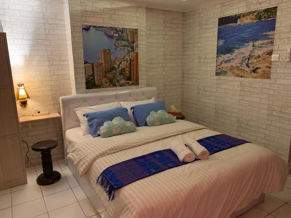 - une chambre avec un lit et 2 serviettes de toilette dans l'établissement WOLKE Bellevue comfort Apartment, à Bandung