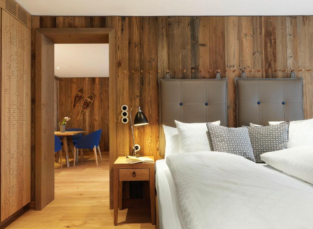 Postel nebo postele na pokoji v ubytování Löwen Hotel Montafon