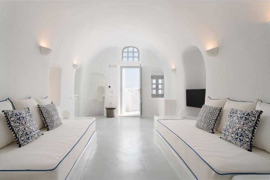 Postel nebo postele na pokoji v ubytování Oia Spirit Boutique Residences