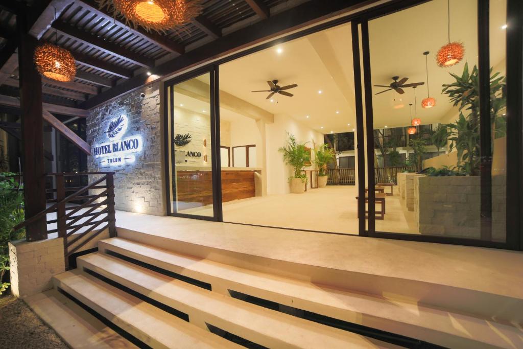 TV a/nebo společenská místnost v ubytování Hotel Blanco Tulum Adults Only