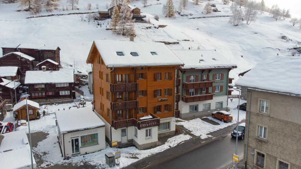 eine Luftansicht einer Stadt im Schnee in der Unterkunft Haus Amour in Saas-Grund