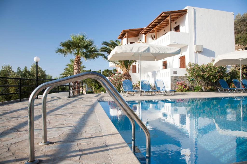 een resort met een zwembad en een huis bij Villa Michalis in Istron