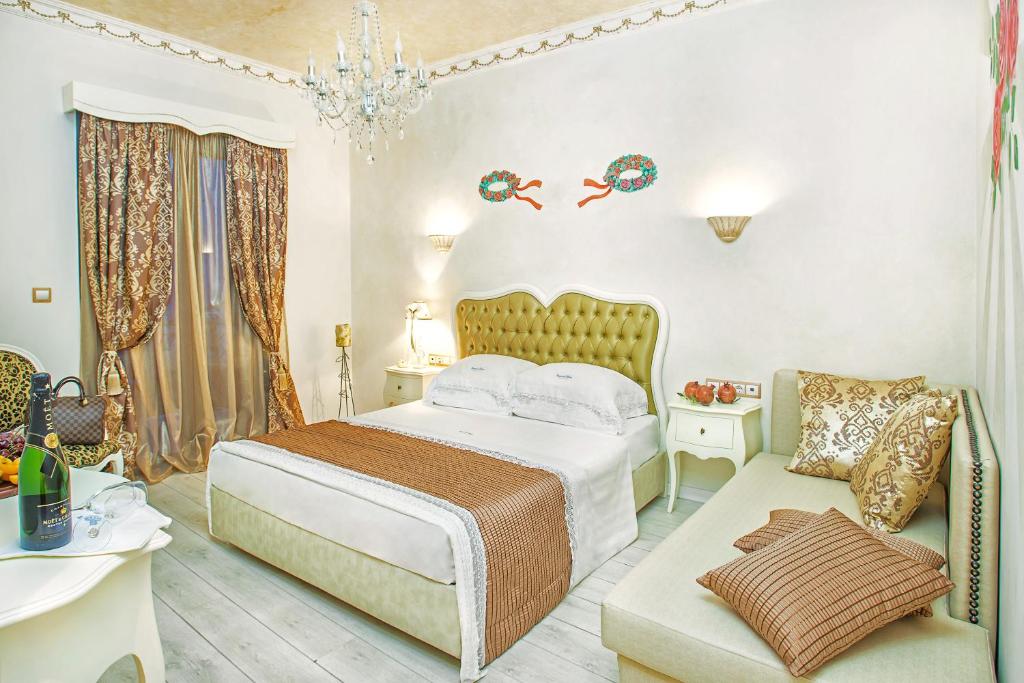 Postel nebo postele na pokoji v ubytování Archontiko Kymis Boutique Hotel