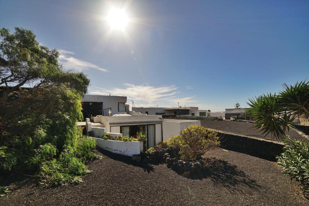 a view of a house with the sun in the sky at B&B La Mimosa in Teguise
