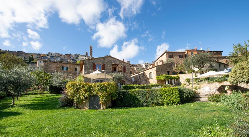 a view of the house from the garden at Porta Castellana B&B - Apartment in Montalcino
