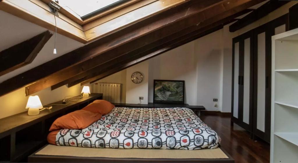- une chambre avec un grand lit en mezzanine dans l'établissement The attic of Milan with terrace city view, à Milan
