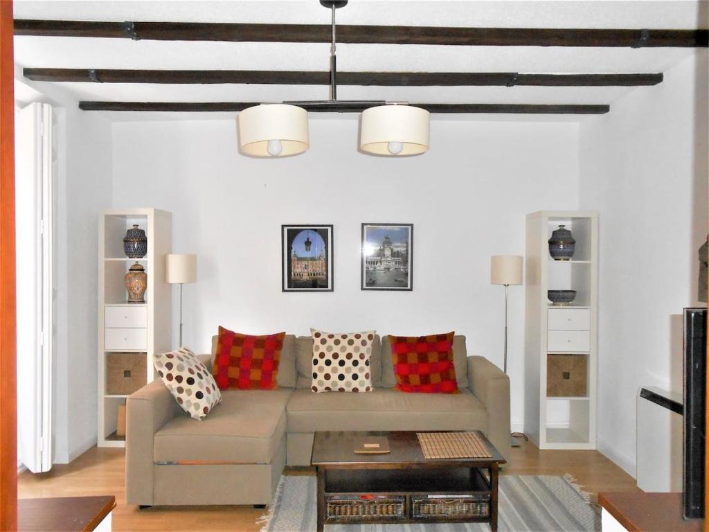 sala de estar con sofá y mesa en MALASAÑA DREAMING A/C - WIFI, en Madrid