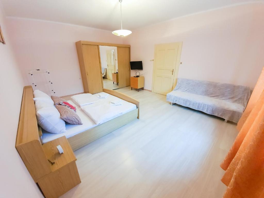 Łóżko lub łóżka w pokoju w obiekcie KK Apartments