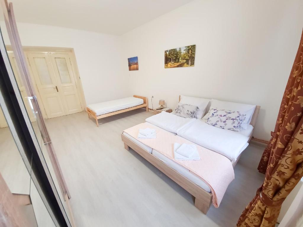 Łóżko lub łóżka w pokoju w obiekcie KK Apartments