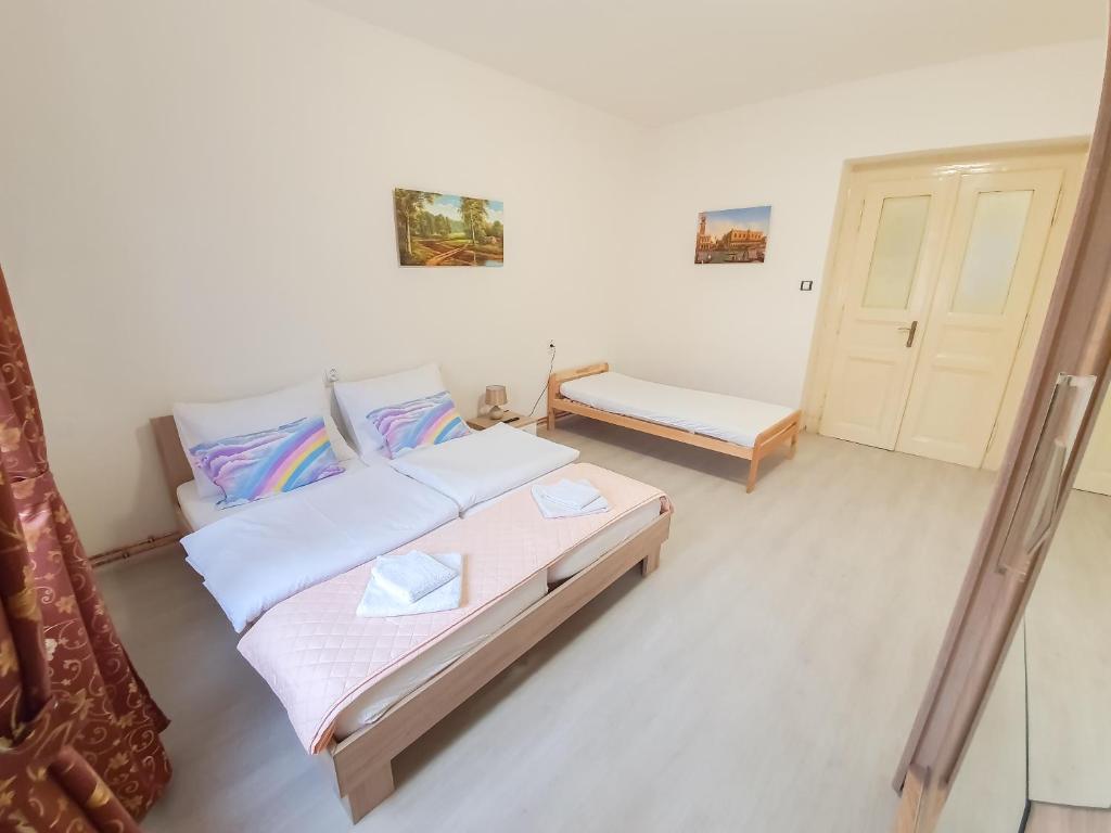 Łóżko lub łóżka w pokoju w obiekcie KK Apartments