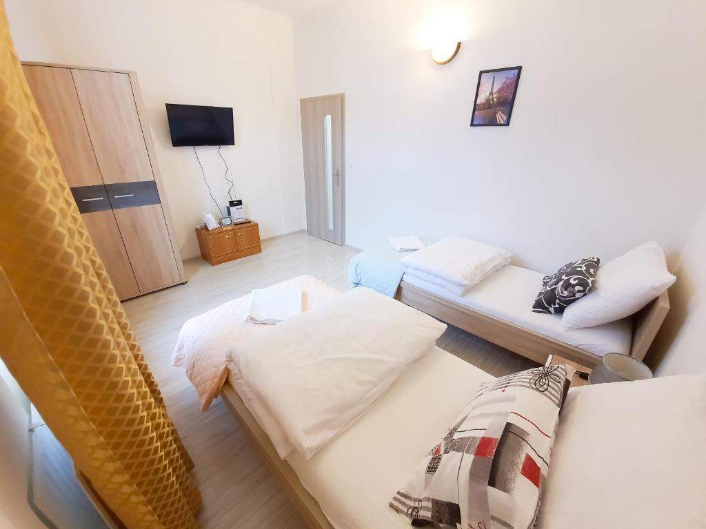 Łóżko lub łóżka w pokoju w obiekcie KK Apartments