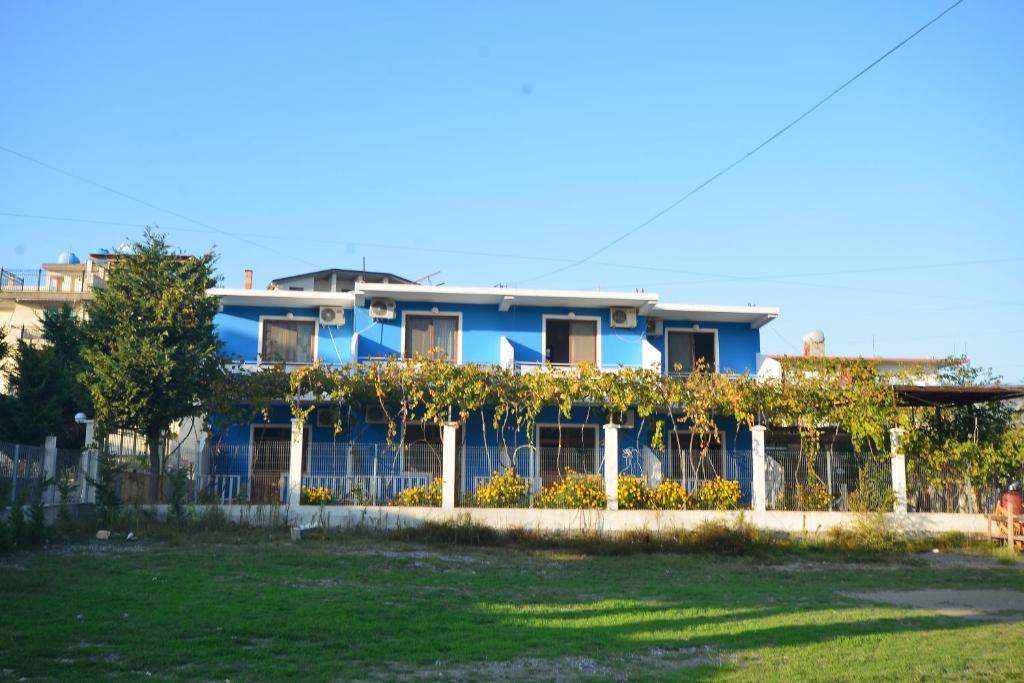 una casa azul con una valla delante de ella en Apartments Kraja, en Velipojë