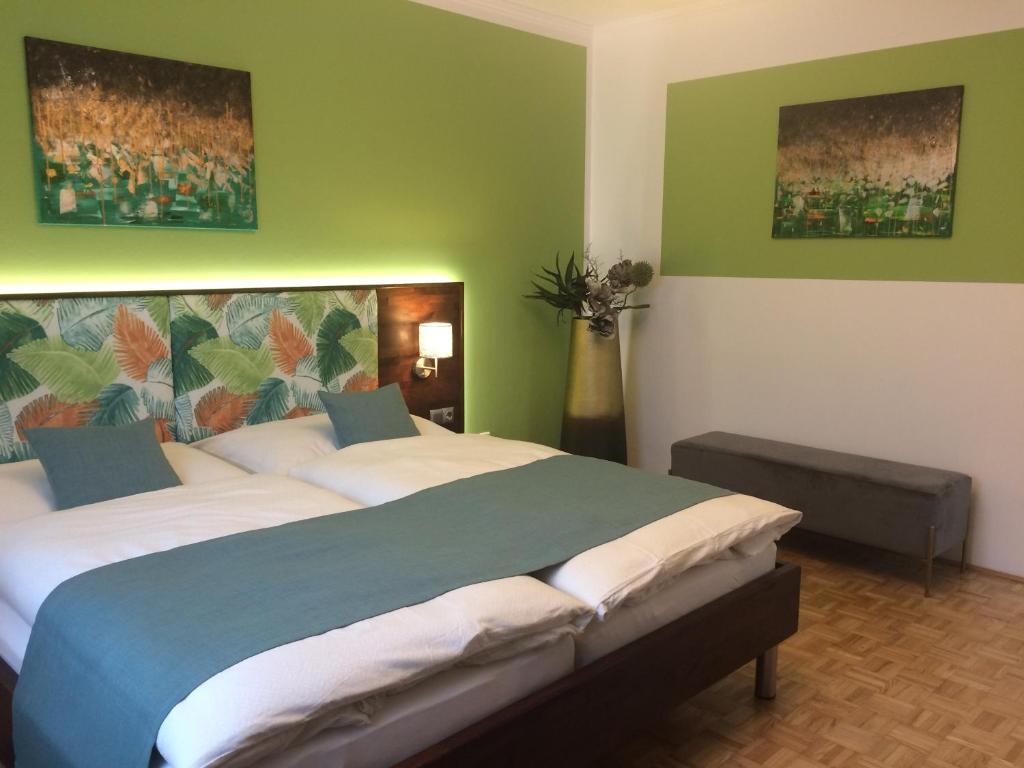 um quarto com uma cama grande e paredes verdes em Art Chic - your exklusive stay em Grödig