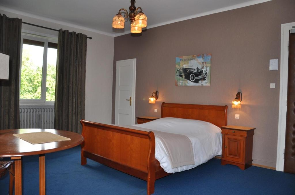 Postel nebo postele na pokoji v ubytování Hôtel-Restaurant A La Couronne