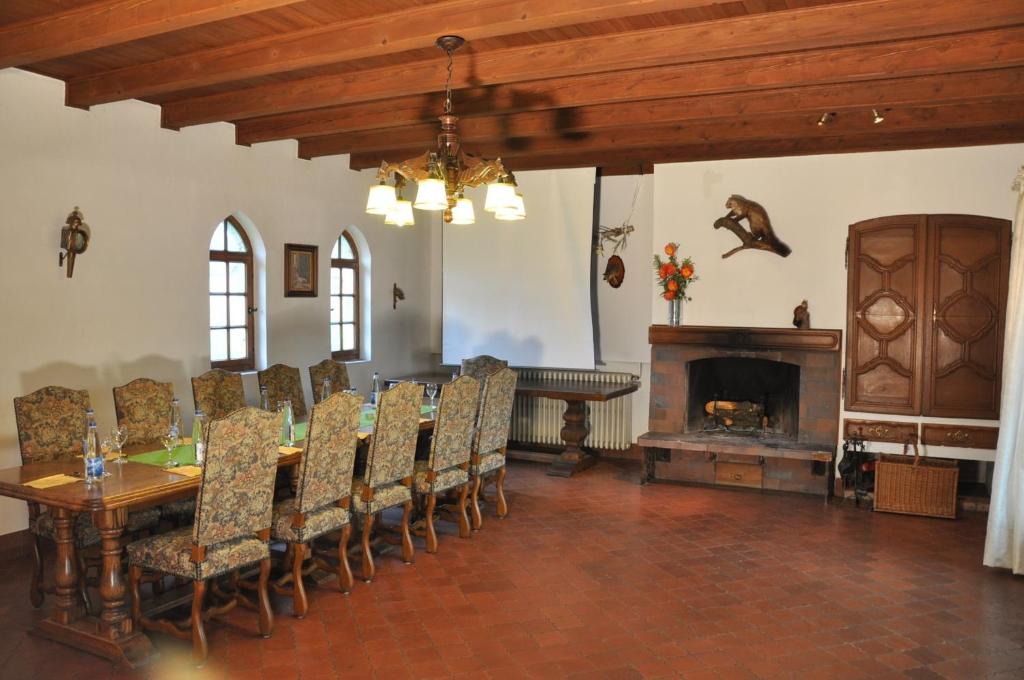 Posezení v ubytování Hôtel-Restaurant A La Couronne