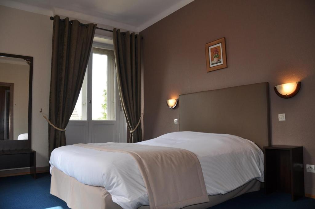 Postel nebo postele na pokoji v ubytování Hôtel-Restaurant A La Couronne