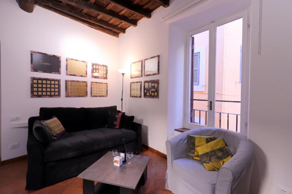 uma sala de estar com um sofá e uma mesa em Lovely Navona Apartment em Roma