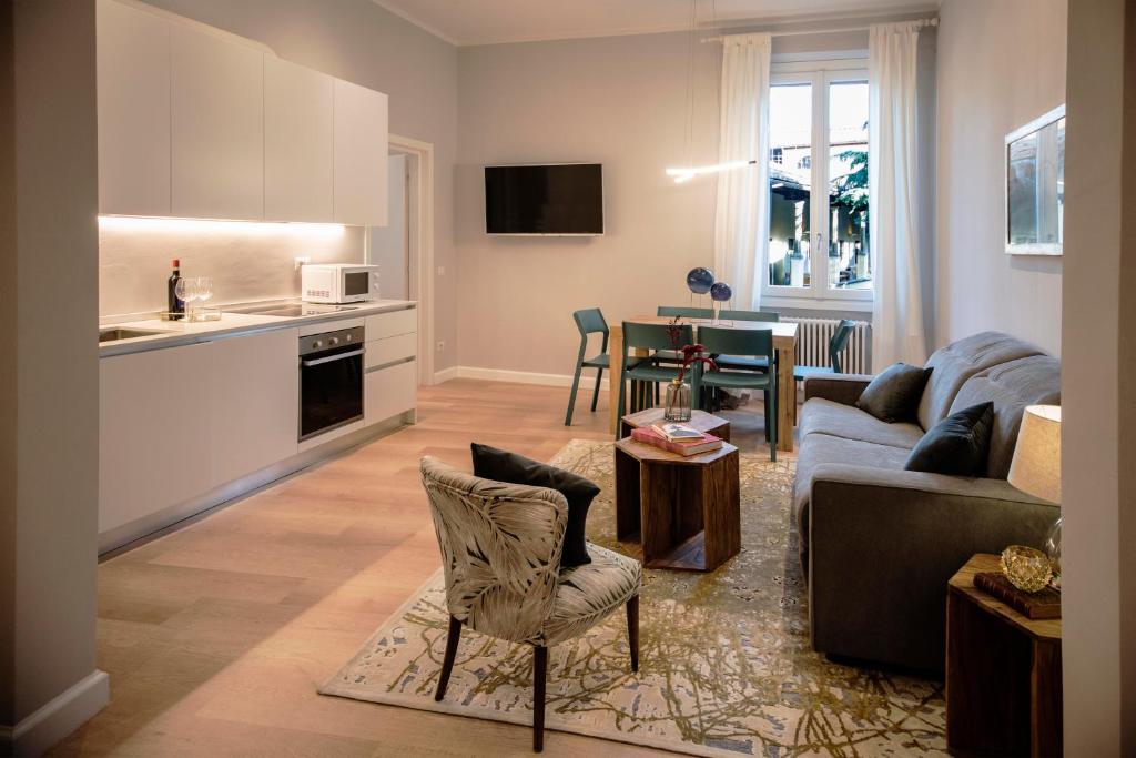uma cozinha e uma sala de estar com um sofá e uma mesa em Apartments Florence Oblate Exclusive View em Florença