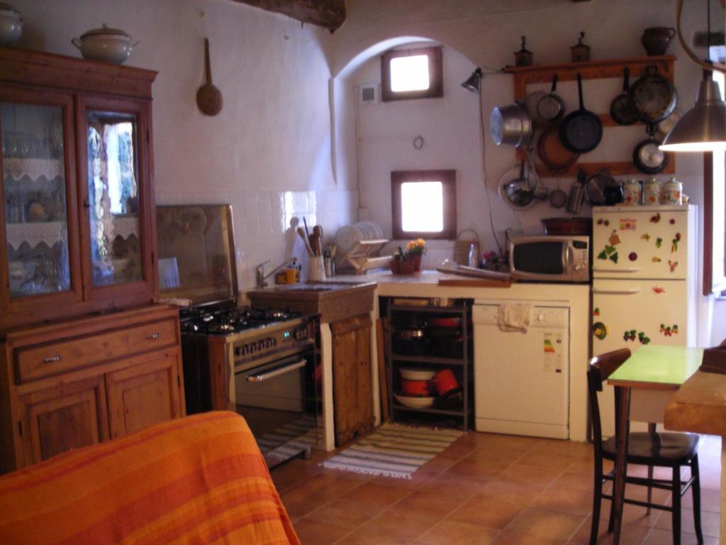 una cucina con piano cottura e frigorifero di La Casa Di Dina a Castelmuzio